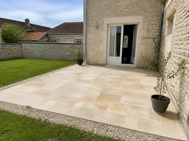 Terrasse en pierre naturelle posée, après travaux