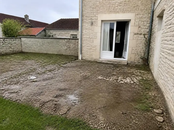 Arrière de maison en terre battue, avant travaux